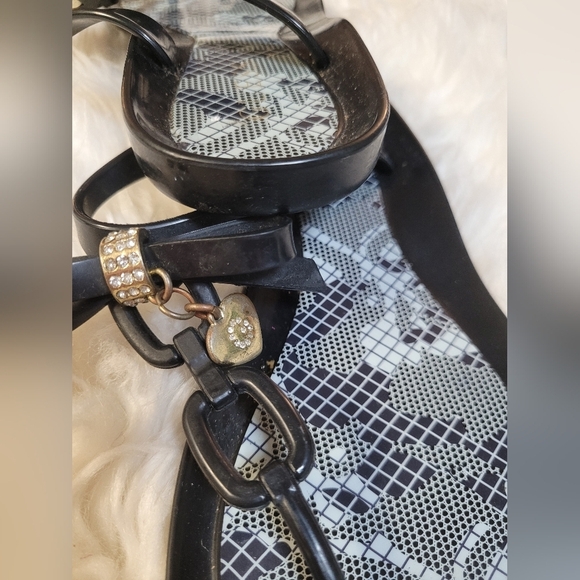 GUESS BLACK BOW TIE,CHAIN SANDALS,GOLD HEART+CRYSTAL CHARM,SHOES,FLIP FLOP - Picture 5 of 5
